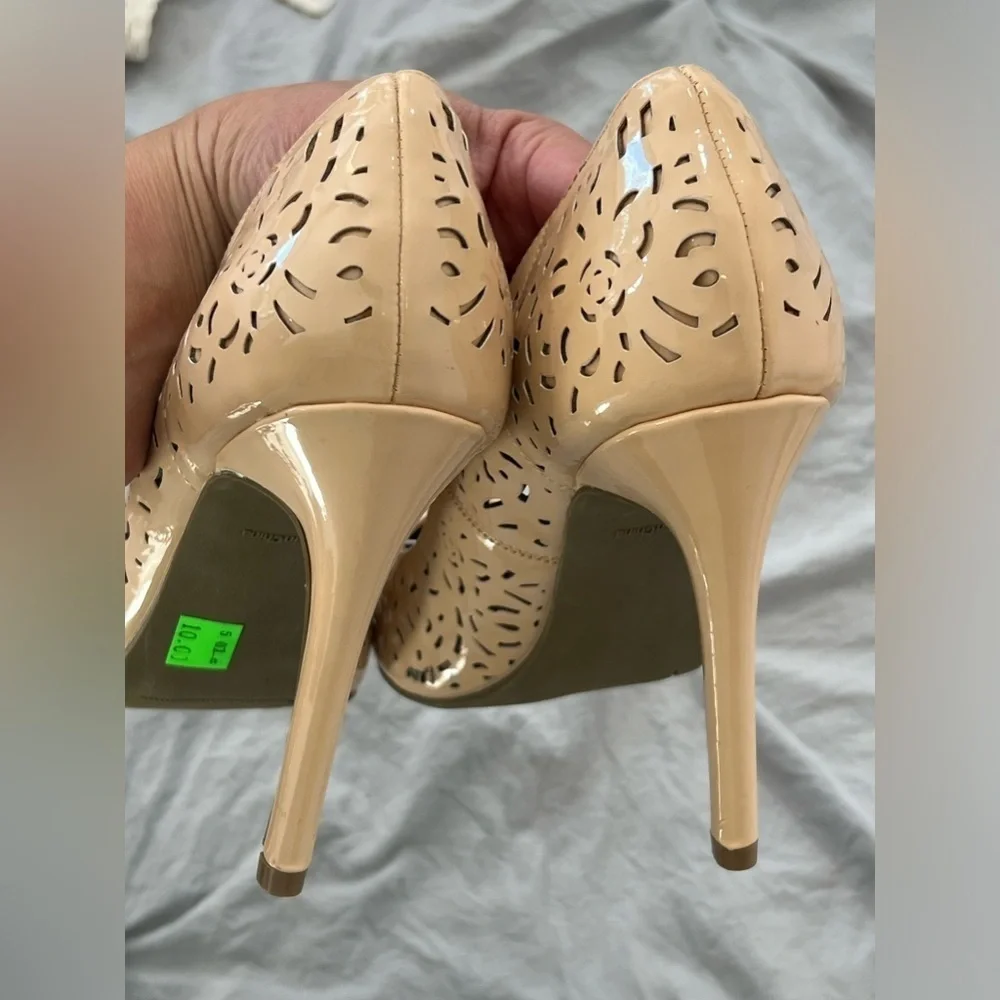 Report Fenestrated pointy toe heels pumps